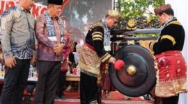 Pemukulan Gong Kehormatan Oleh Wako Alfin,SH Pada Kenduri Sko Kumun Debai