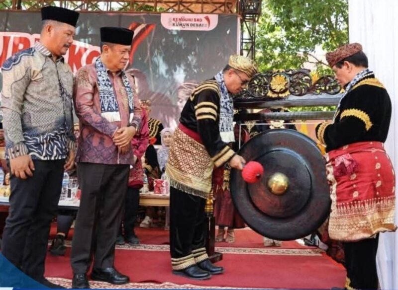 Pemukulan Gong Kehormatan Oleh Wako Alfin,SH Pada Kenduri Sko Kumun Debai