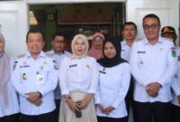 Kepala SMPN 8 Elna Hasmita mendampingi Wali Kota dan Gubernur Jambi dalam kunjungan ke ruang makan siswa, Rabu (23/7/2025).