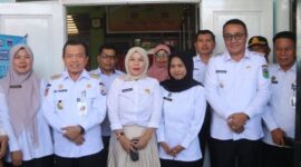 Kepala SMPN 8 Elna Hasmita mendampingi Wali Kota dan Gubernur Jambi dalam kunjungan ke ruang makan siswa, Rabu (23/7/2025).