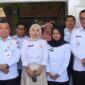 Kepala SMPN 8 Elna Hasmita mendampingi Wali Kota dan Gubernur Jambi dalam kunjungan ke ruang makan siswa, Rabu (23/7/2025).