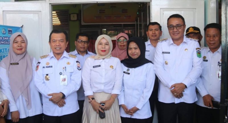 Kepala SMPN 8 Elna Hasmita mendampingi Wali Kota dan Gubernur Jambi dalam kunjungan ke ruang makan siswa, Rabu (23/7/2025).