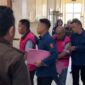 Tujuh tersangka kasus korupsi PJU saat digiring ke mobil tahanan di halaman Kejari Sungaipenuh, Kamis (3/7/2025).”