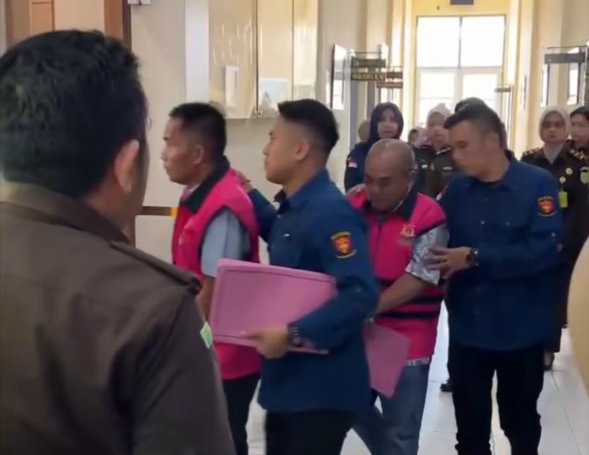 Tujuh tersangka kasus korupsi PJU saat digiring ke mobil tahanan di halaman Kejari Sungaipenuh, Kamis (3/7/2025).”