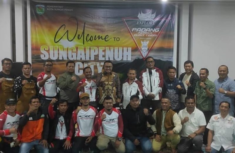 Walikota Sungai Penuh Alfin, SH didampingi Sekda Alpian, SE., MM menyambut kedatangan rider CRF Rally dari berbagai daerah dan mancanegara, Rabu (30/7/2025).