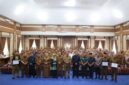 Walikota Sungai Penuh, Alfin, menandatangani komitmen bersama pengelolaan persampahan didampingi Wawako Azhar dan jajaran Forkopimda.