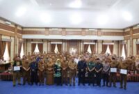 Walikota Sungai Penuh, Alfin, menandatangani komitmen bersama pengelolaan persampahan didampingi Wawako Azhar dan jajaran Forkopimda.