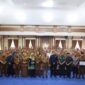 Walikota Sungai Penuh, Alfin, menandatangani komitmen bersama pengelolaan persampahan didampingi Wawako Azhar dan jajaran Forkopimda.