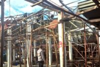 “Kapolsek Kayu Aro, AKP Rama Indra, meninjau lokasi pasar yang rusak akibat terjangan angin puting beliung.”