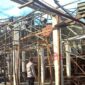 “Kapolsek Kayu Aro, AKP Rama Indra, meninjau lokasi pasar yang rusak akibat terjangan angin puting beliung.”