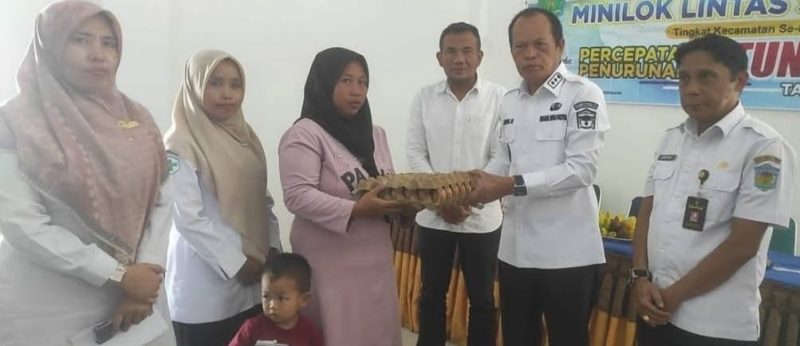 Wawako Sungai Penuh, Azhar Hamzah, membuka Minilok Lintas Sektor Pencegahan Stunting di Kecamatan Tanah Kampung, Rabu (6/8)