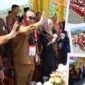 Walikota Alfin bersama Ketua TP PKK membuka Carnaval TK RA se-Kota Sungai Penuh, Selasa (19/8).