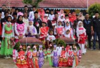 Anak-anak Desa Talang Lindung tampil percaya diri dalam fashion show busana daur ulang pada peringatan HUT RI ke-80.