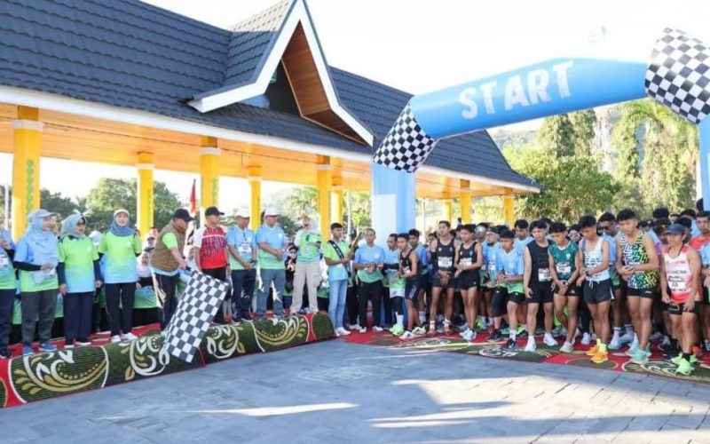 Wali Kota Sungai Penuh bersama TP PKK melepas peserta Juara Fun Run sebagai simbol ajakan hidup sehat.