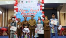 Walikota Sungai Penuh Alfin bersama Bunda PAUD Sri Kartini Alfin membuka peringatan Hari Anak Nasional ke-41 di Kota Sungai Penuh, Selasa (5/8).
