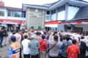 Ketua DPRD Kota Sungai Penuh menerima perwakilan massa aksi damai honorer R4 di halaman kantor DPRD, Jumat (8/8/2025).