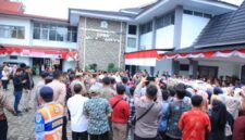 Ketua DPRD Kota Sungai Penuh menerima perwakilan massa aksi damai honorer R4 di halaman kantor DPRD, Jumat (8/8/2025).