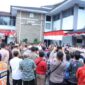 Ketua DPRD Kota Sungai Penuh menerima perwakilan massa aksi damai honorer R4 di halaman kantor DPRD, Jumat (8/8/2025).