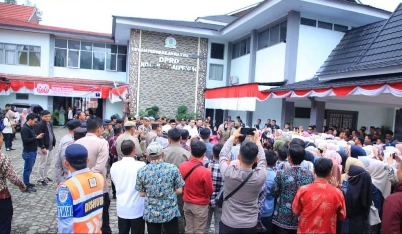 Ketua DPRD Kota Sungai Penuh menerima perwakilan massa aksi damai honorer R4 di halaman kantor DPRD, Jumat (8/8/2025).