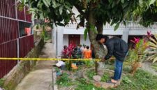 Polisi memasang garis polisi di sekitar halaman rumah warga untuk mengamankan lokasi kejadian. ( Foto Humas Polres Kerinci)