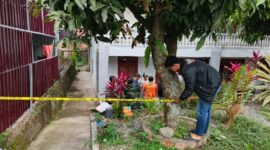 Polisi memasang garis polisi di sekitar halaman rumah warga untuk mengamankan lokasi kejadian. ( Foto Humas Polres Kerinci)