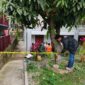 Polisi memasang garis polisi di sekitar halaman rumah warga untuk mengamankan lokasi kejadian. ( Foto Humas Polres Kerinci)