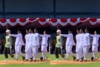 Tangkapan layar video viral terkait Paskibraka di Papua Barat Daya yang berjuang keras selesaikan tugas pengibaran Bendera Merah Putih dalam rangka peringatan HUT RI ke-80. (Instagram.com/@perspekshit)
