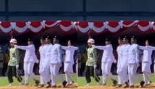 Tangkapan layar video viral terkait Paskibraka di Papua Barat Daya yang berjuang keras selesaikan tugas pengibaran Bendera Merah Putih dalam rangka peringatan HUT RI ke-80. (Instagram.com/@perspekshit)