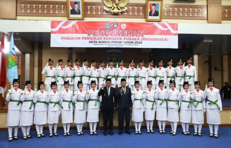 Pengukuhan anggota Paskibraka Kota Sungai Penuh Tahun 2025 oleh Walikota Alfin, SH.