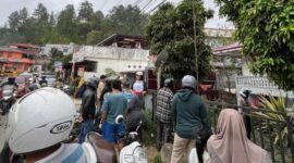 Warga memadati lokasi kasus penusukan di Desa Pelayang Raya, Kota Sungai Penuh, Jambi, Jumat 15/8/2025 ( Foto Lalan)