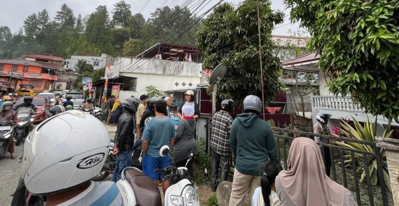 Warga memadati lokasi kasus penusukan di Desa Pelayang Raya, Kota Sungai Penuh, Jambi, Jumat 15/8/2025 ( Foto Lalan)