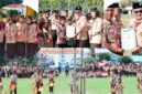 Walikota Sungai Penuh, Alfin, SH, menyematkan tanda penghargaan kepada Pramuka Garuda pada Apel Besar Hari Pramuka ke-64 di Lapangan Merdeka.
