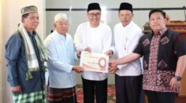 Walikota Alfin dan Wawako Azhar Hamzah menyerahkan bantuan dana Rp 5 juta untuk pembangunan Masjid Nurul Falah.
