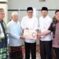 Walikota Alfin dan Wawako Azhar Hamzah menyerahkan bantuan dana Rp 5 juta untuk pembangunan Masjid Nurul Falah.