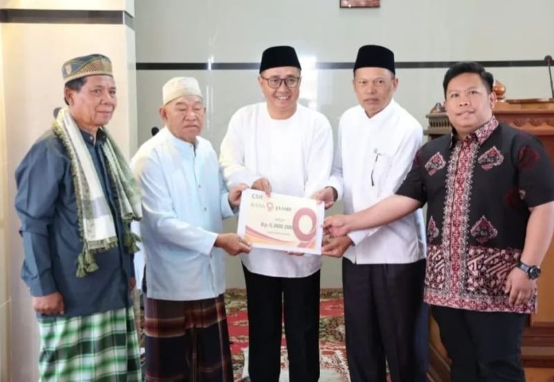 Walikota Alfin dan Wawako Azhar Hamzah menyerahkan bantuan dana Rp 5 juta untuk pembangunan Masjid Nurul Falah.