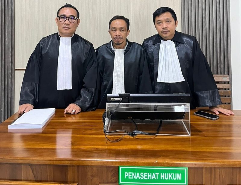 Tiga kuasa hukum Don Fitri Jaya hadir di ruang sidang.