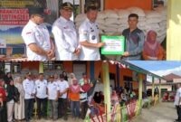 Bupati Kerinci, Monadi, menyerahkan langsung bantuan beras CPPD kepada warga terdampak angin puting beliung di Desa Batang Sangir, Kecamatan Kayu Aro, Rabu (20/8/2025).”