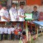Bupati Kerinci, Monadi, menyerahkan langsung bantuan beras CPPD kepada warga terdampak angin puting beliung di Desa Batang Sangir, Kecamatan Kayu Aro, Rabu (20/8/2025).”