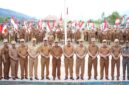 Bupati Kerinci Monadi menyerahkan bendera Merah Putih secara simbolis kepada perwakilan peserta pada upacara dan apel kerja di halaman Kantor Bupati Kerinci, Senin (11/8/2025)