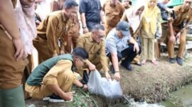 Walikota Sungai Penuh, Alfin, menyerahkan benih lele dan pakan kepada anggota Pokdakan di Desa Simpang Tiga.