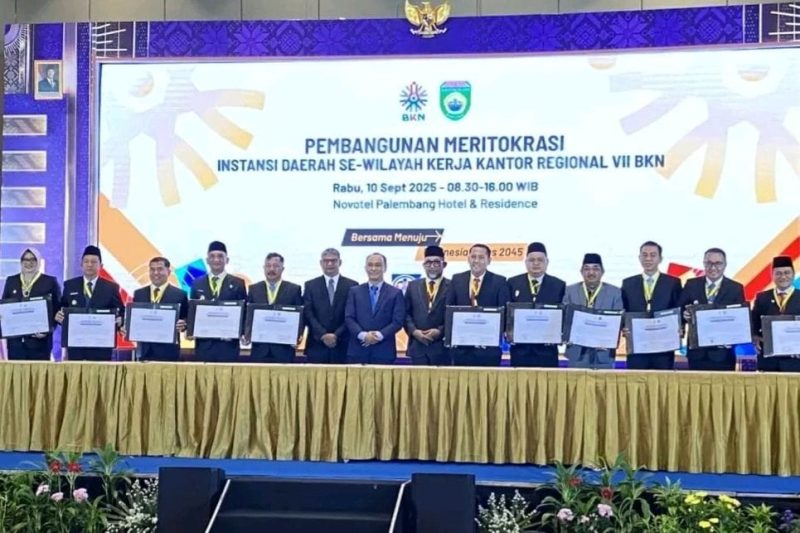 Walikota Sungai Penuh, Alfin, SH menandatangani komitmen meritokrasi bersama BKN RI di Palembang, Rabu (10/9).