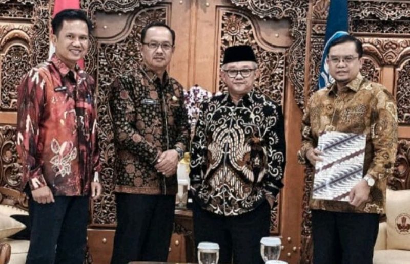 Wabup Kerinci Murison bersama Sekretaris DPKAD Miftahul Jannah saat audiensi dengan jajaran Kementerian Pendidikan di Jakarta.