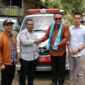 Wali Kota Sungai Penuh, Alfin, SH, bersama perangkat desa saat serah terima ambulans untuk Desa RKE.