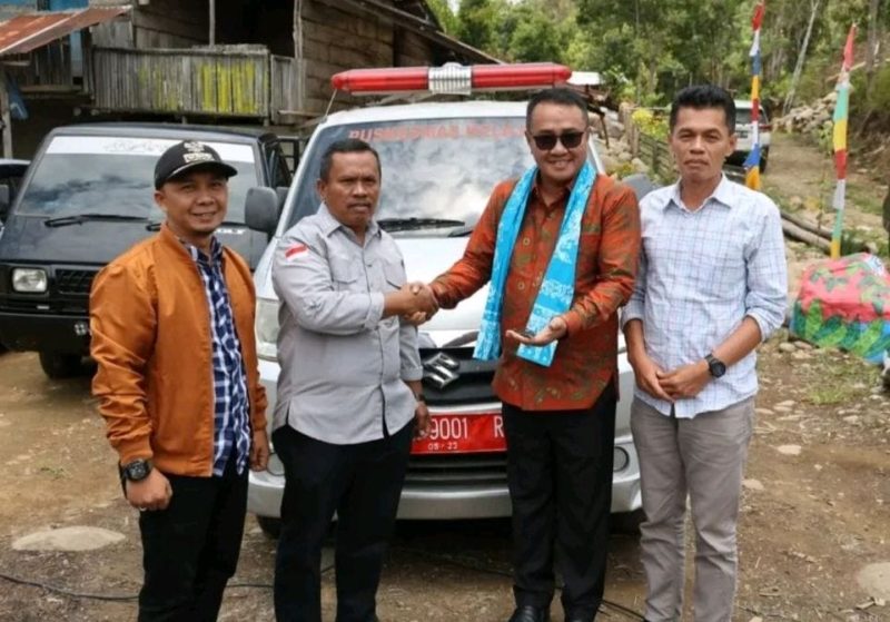 Wali Kota Sungai Penuh, Alfin, SH, bersama perangkat desa saat serah terima ambulans untuk Desa RKE.