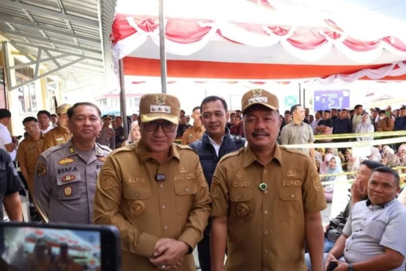 Walikota Sungai Penuh Alfin, SH, didampingi Bupati Kerinci Monadi saat memantau proses pemberkasan PPPK Paruh Waktu di Polres Kerinci.