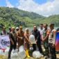 Maya Novefry Handayani bersama PT EDC menabur benih ikan semah di Danau Duo.