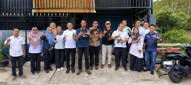 Ketua Tim Penilai Adipura, Novan Arista, bersama rombongan meninjau Bank Sampah Lindung Berseri di Desa Talang Lindung, Sungai Penuh, Rabu (3/9/2025).