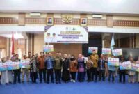 Wali Kota Sungai Penuh Alfin, S.H. menyerahkan secara simbolis Bantuan Stimulan Perumahan Swadaya (BSPS) tahap I tahun 2025.