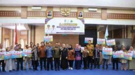 Wali Kota Sungai Penuh Alfin, S.H. menyerahkan secara simbolis Bantuan Stimulan Perumahan Swadaya (BSPS) tahap I tahun 2025.