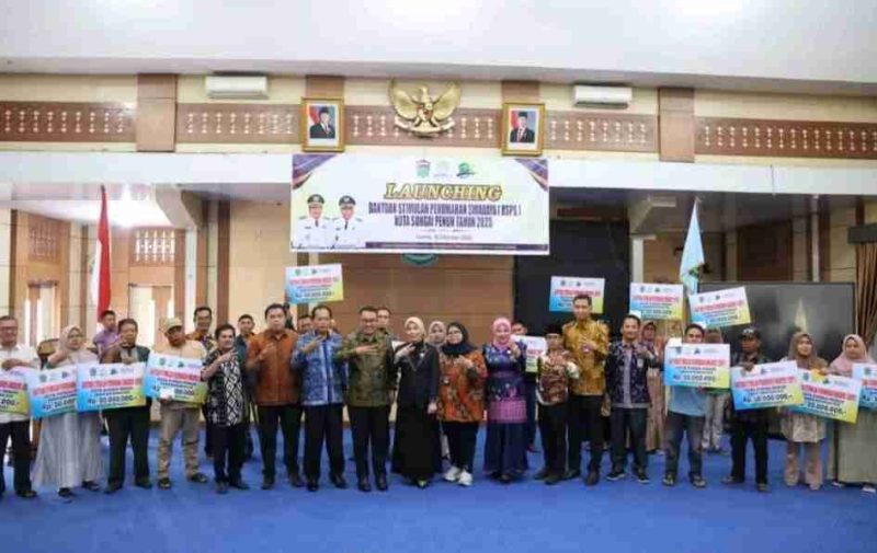 Wali Kota Sungai Penuh Alfin, S.H. menyerahkan secara simbolis Bantuan Stimulan Perumahan Swadaya (BSPS) tahap I tahun 2025.